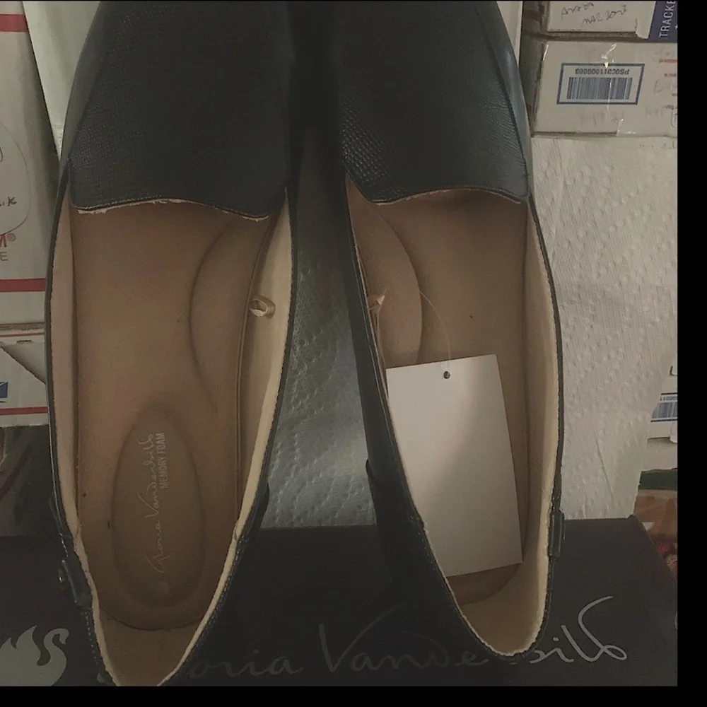GLORIA VANDERBILT Marjorie Loafers Flats, Black Pebble NEW NIB memory foam 9.5 M